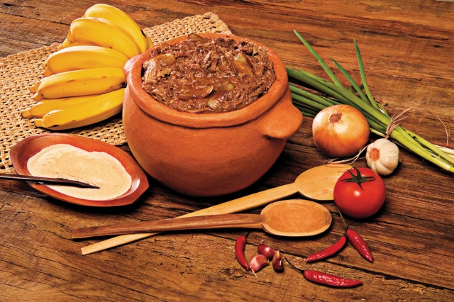 Traditional Barreado stew from Paraná, served with rice and banana.