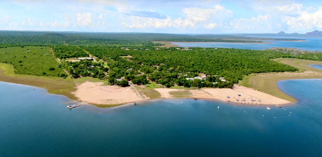 A scenic view of Lago Manso, with its calm waters surrounded by lush greenery, located in the state of Mato Grosso, Brazil.