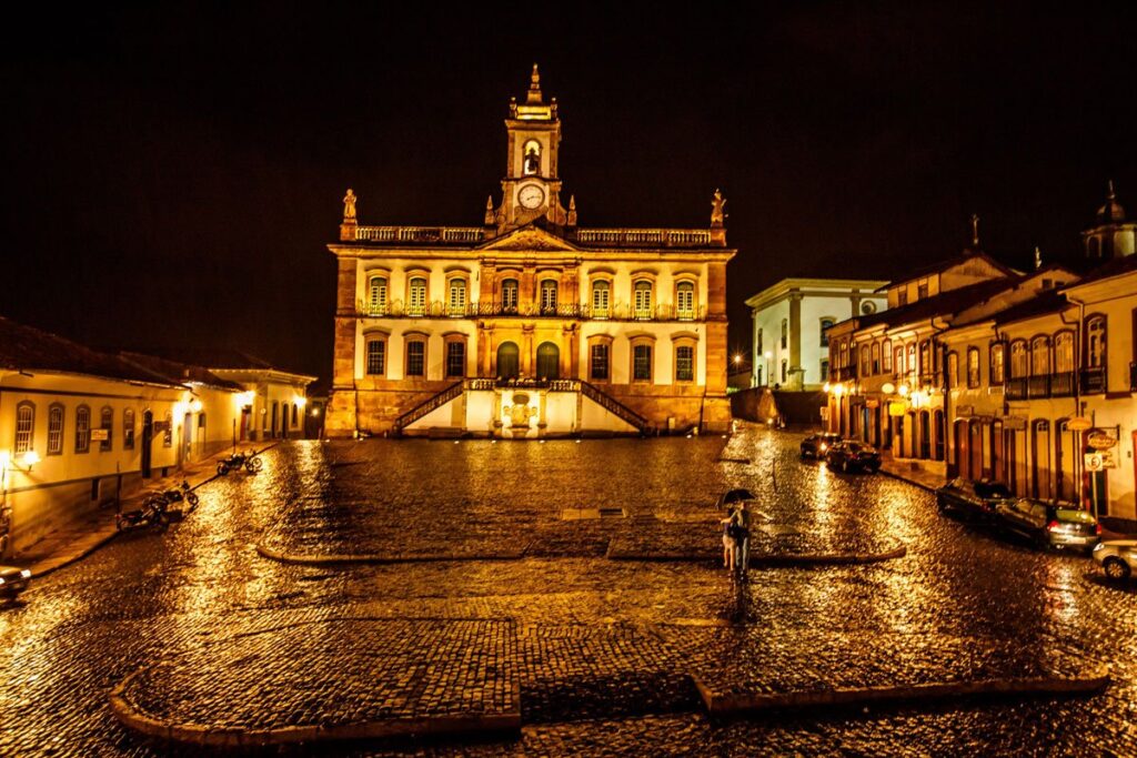A view of Ouro Preto’s colonial-era architecture, with its cobblestone streets and baroque churches, highlighting the town's rich history and UNESCO World Heritage status.