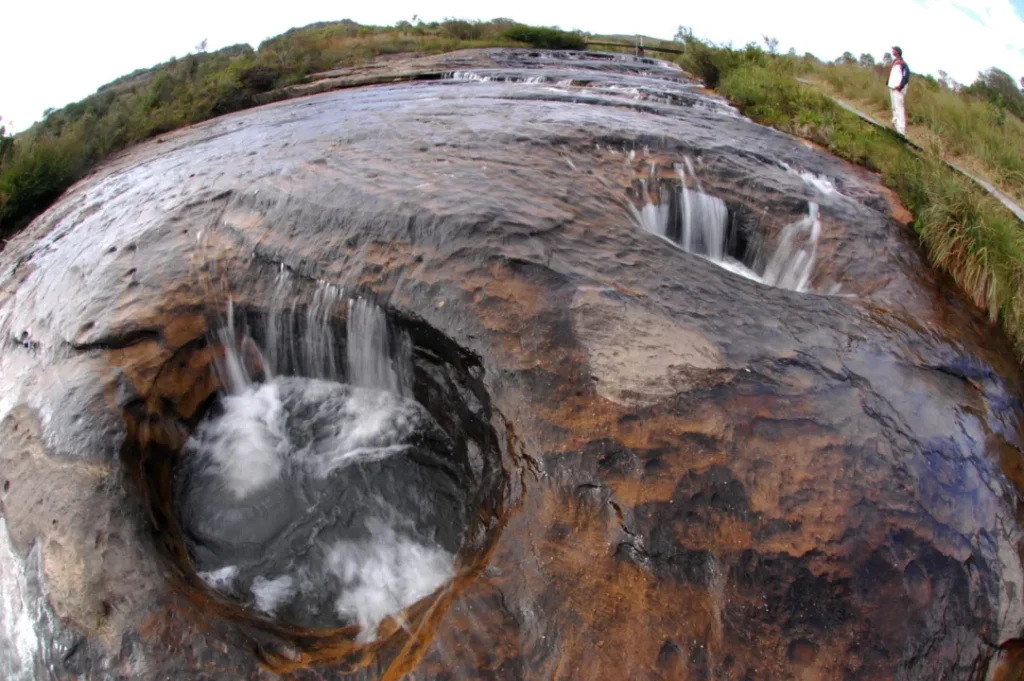 A breathtaking view of Canyon Guartelá in Brazil, showcasing rugged cliffs, lush vegetation, and the winding Iapó River carving through one of the country’s most stunning natural landscapes