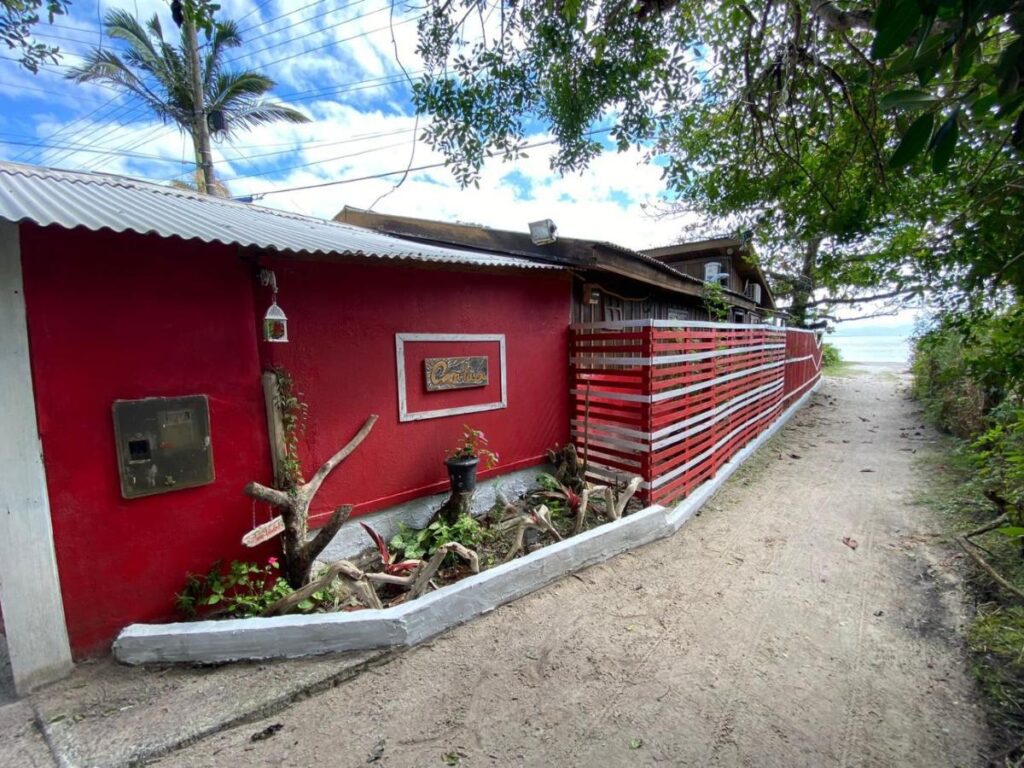 A cozy pousada nestled in the beautiful Ilha do Mel, offering a peaceful retreat surrounded by nature and stunning ocean views.